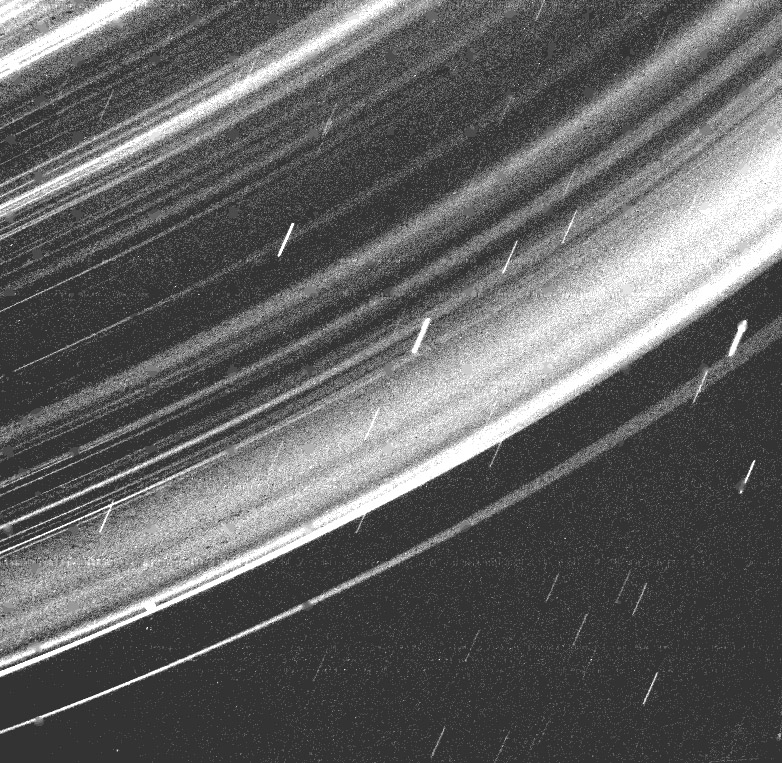 Les anneaux d&#039;Uranus vus par la sonde Voyager 1. On distingue également des particules de poussières. Crédits : NASA